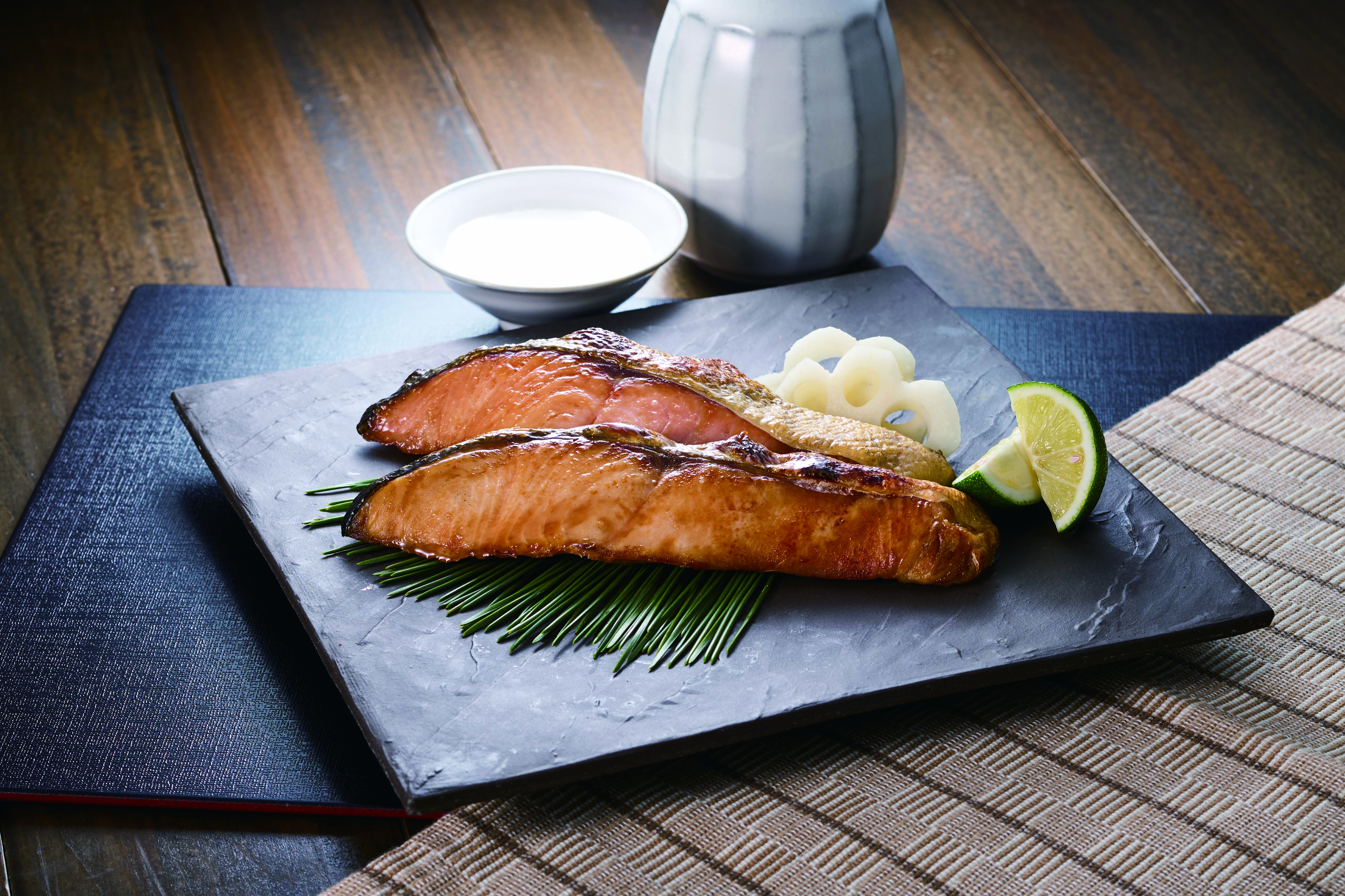 北海道日高沖　船上活〆桜鱒切身と秋鮭切身